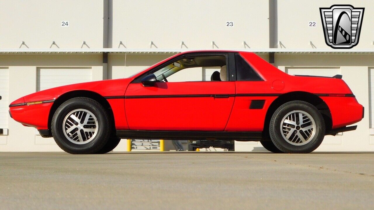 Pontiac-Fiero-1984-Red-Gray-142261-4