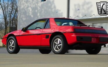 Pontiac-Fiero-1984-Red-Gray-142261-5