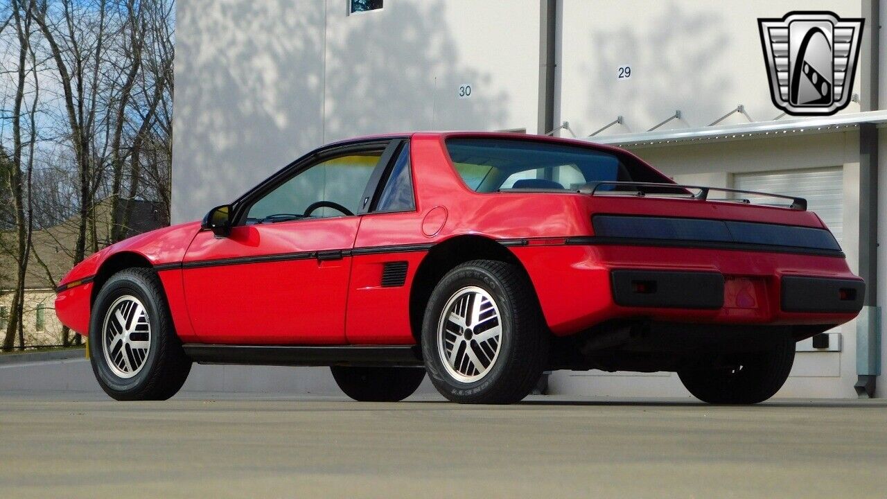 Pontiac-Fiero-1984-Red-Gray-142261-5