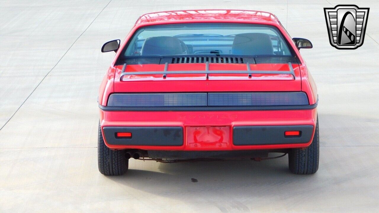 Pontiac-Fiero-1984-Red-Gray-142261-6