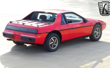 Pontiac-Fiero-1984-Red-Gray-142261-7