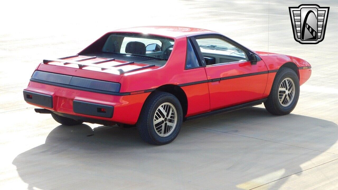 Pontiac-Fiero-1984-Red-Gray-142261-7