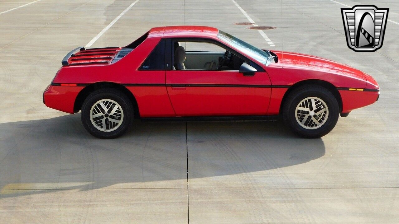 Pontiac-Fiero-1984-Red-Gray-142261-8