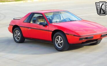 Pontiac-Fiero-1984-Red-Gray-142261-9