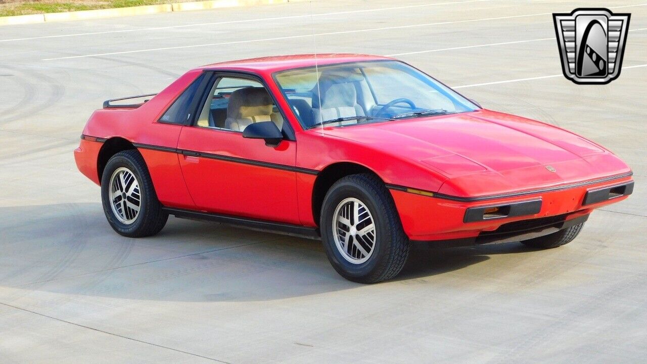 Pontiac-Fiero-1984-Red-Gray-142261-9