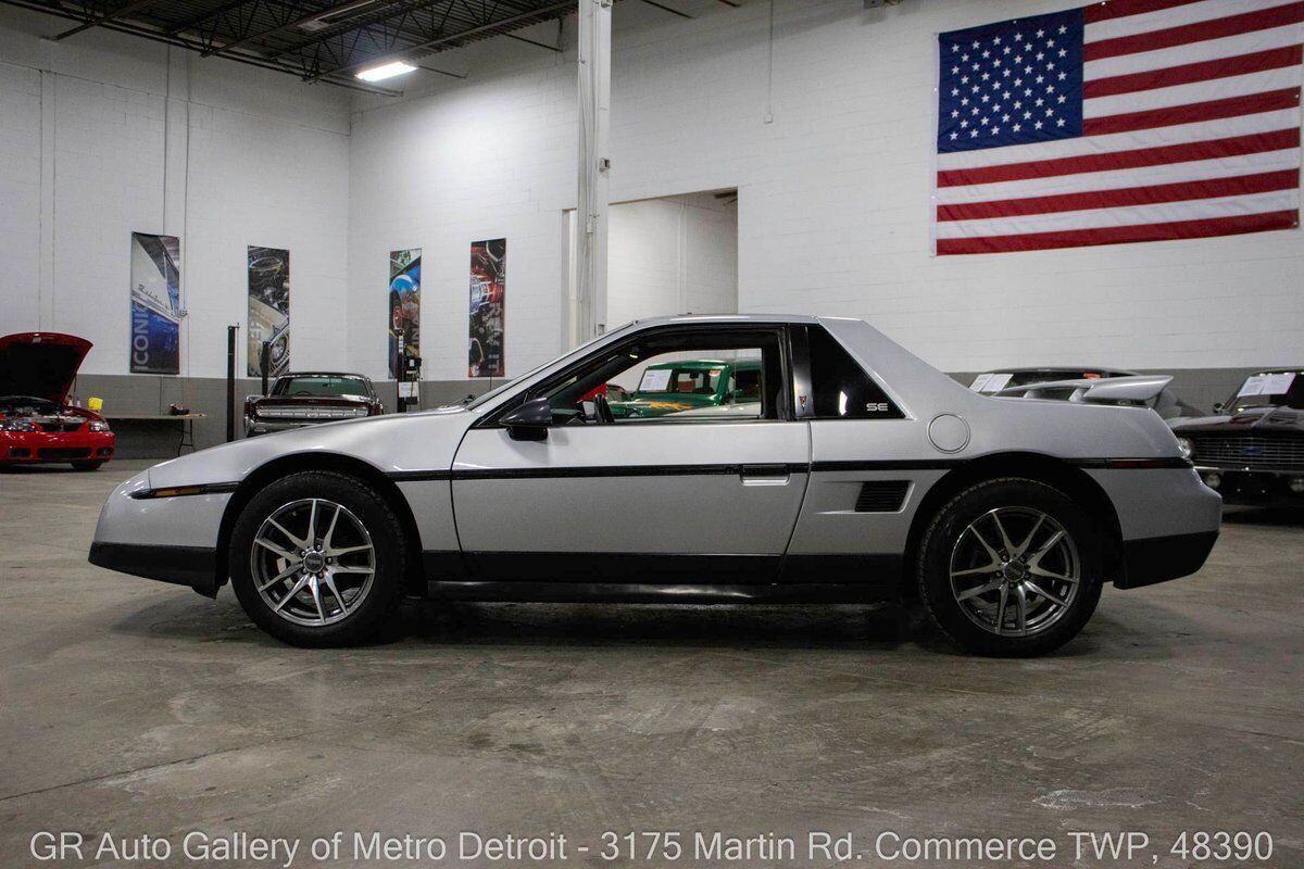 Pontiac-Fiero-1986-Gray-Gray-206479-2