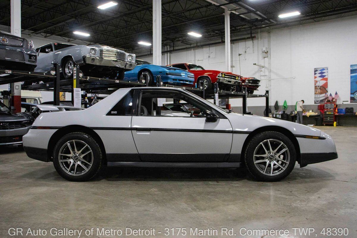 Pontiac-Fiero-1986-Gray-Gray-206479-7