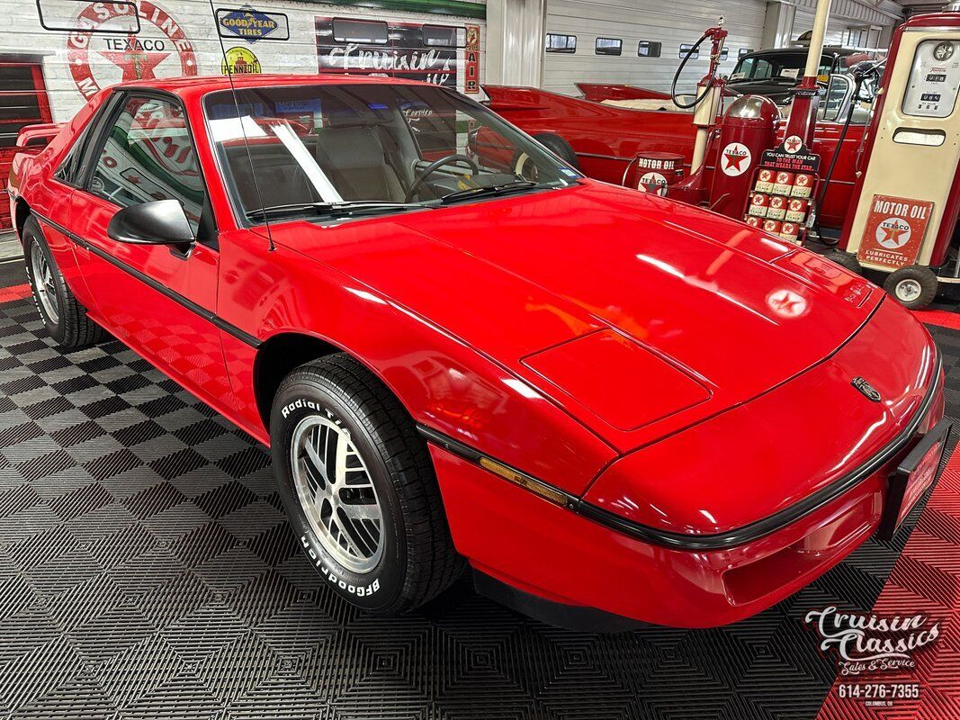 Pontiac-Fiero-1988-Red-Gray-29702-1