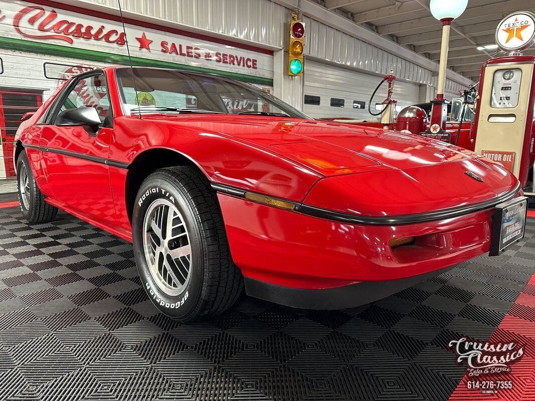 Pontiac-Fiero-1988-Red-Gray-29702-2