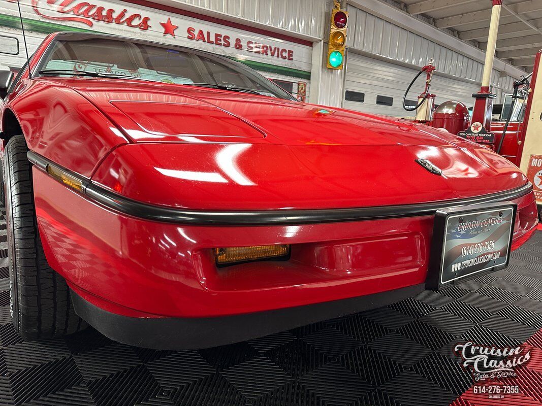 Pontiac-Fiero-1988-Red-Gray-29702-3