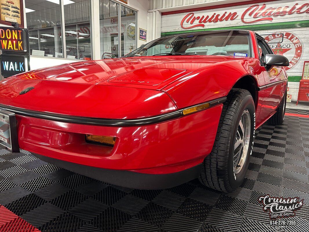 Pontiac-Fiero-1988-Red-Gray-29702-6