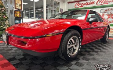 Pontiac-Fiero-1988-Red-Gray-29702-7