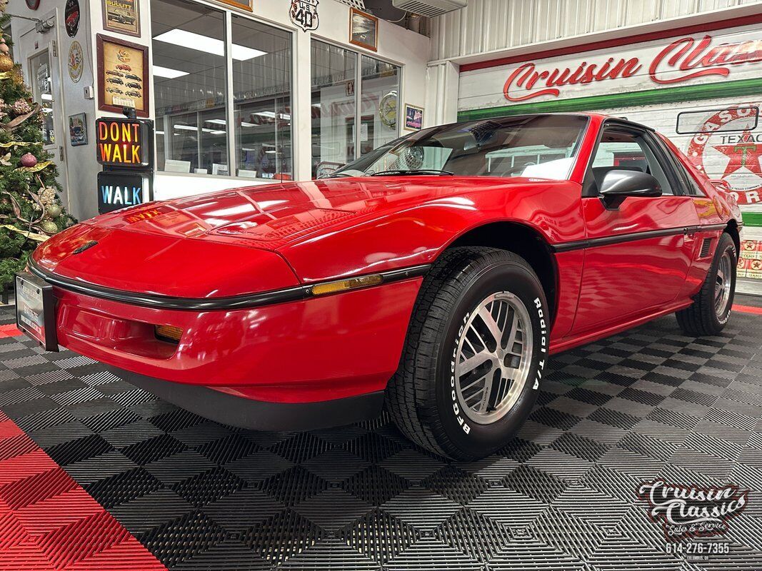 Pontiac-Fiero-1988-Red-Gray-29702-7