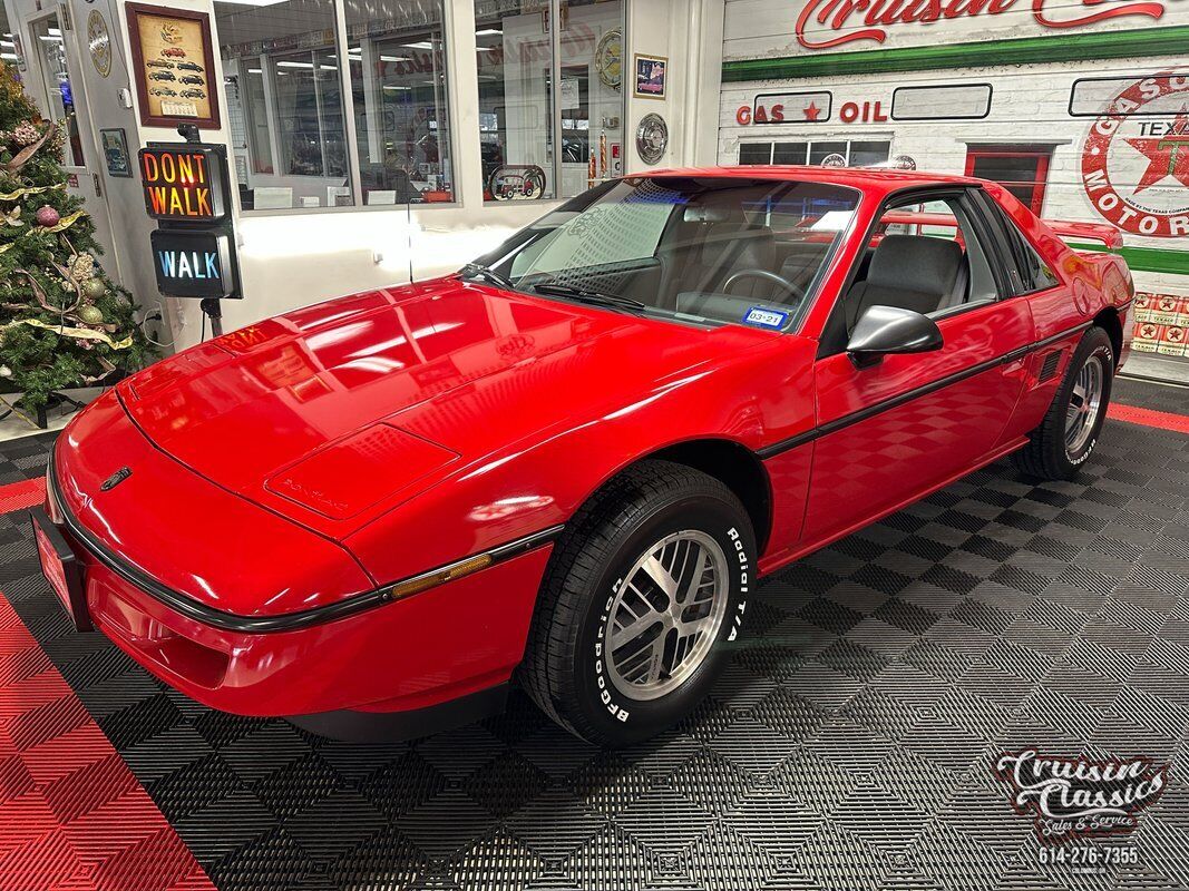 Pontiac-Fiero-1988-Red-Gray-29702-8