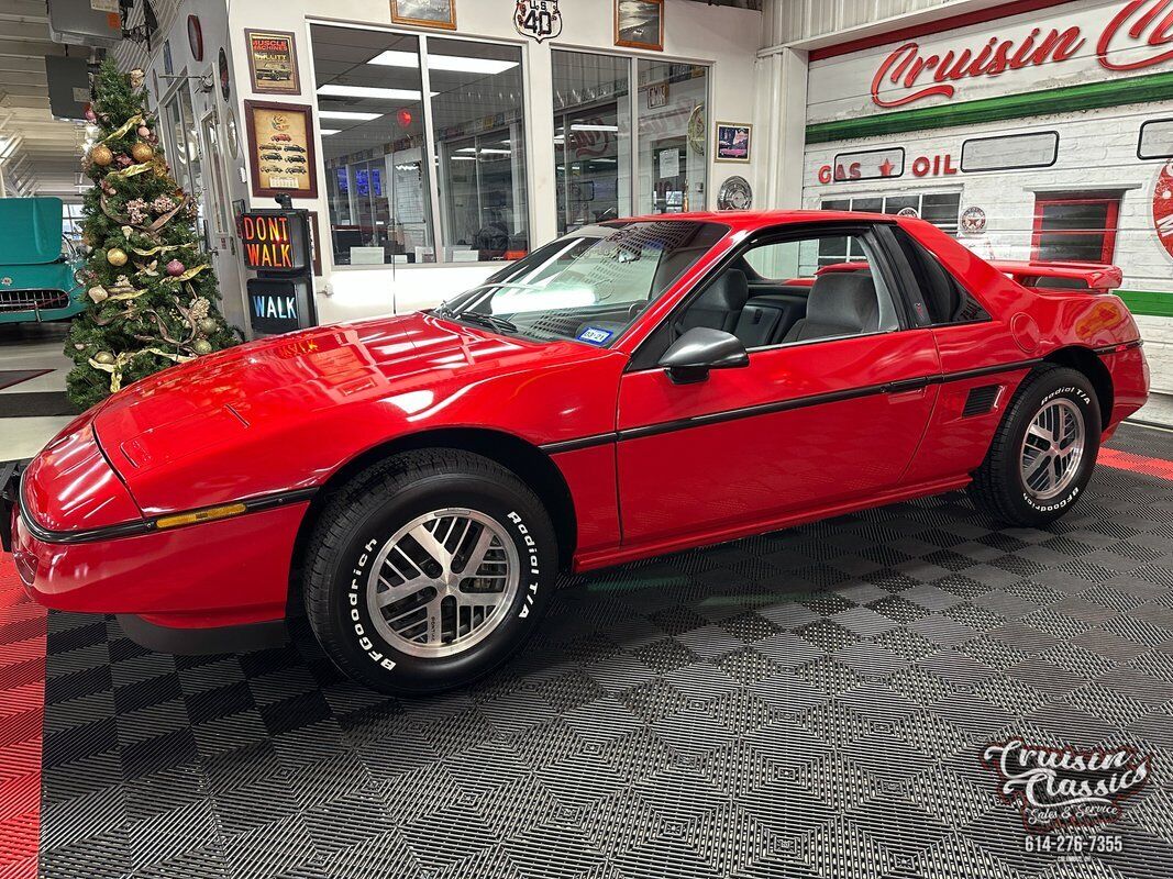 Pontiac-Fiero-1988-Red-Gray-29702-9