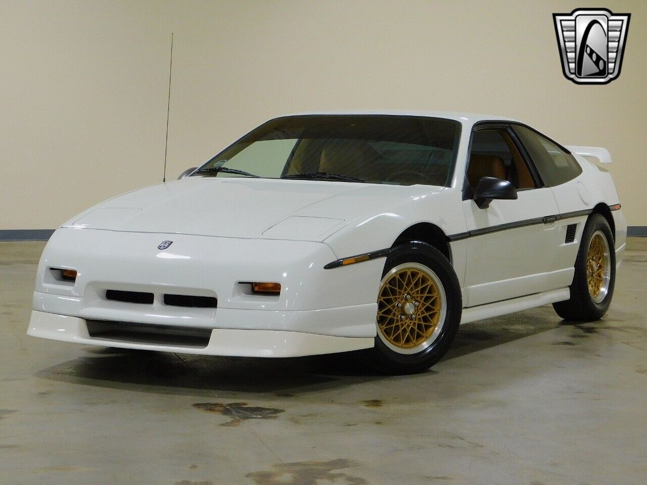 Pontiac-Fiero-1988-White-Tan-244099-2