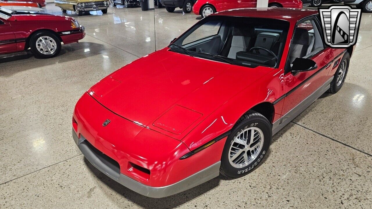 Pontiac-Fiero-Cabriolet-1985-Red-Gray-1514-2