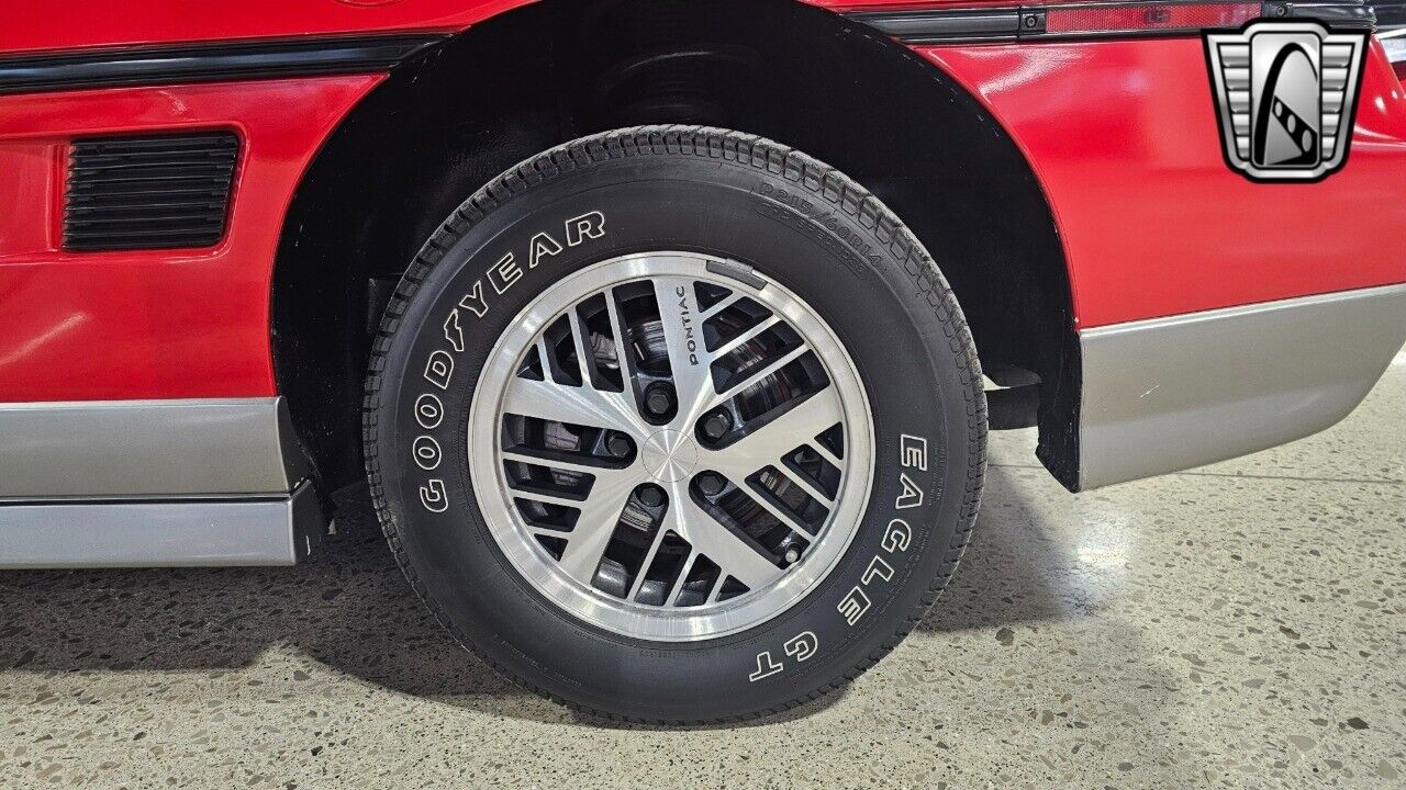 Pontiac-Fiero-Cabriolet-1985-Red-Gray-1514-7