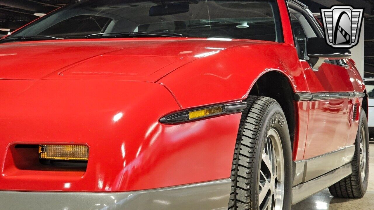 Pontiac-Fiero-Cabriolet-1985-Red-Gray-1514-9