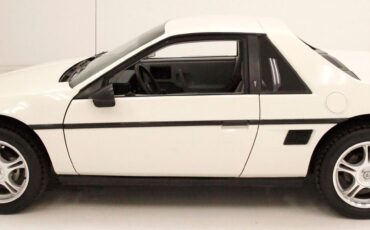 Pontiac-Fiero-Coupe-1984-White-Gray-40116-1