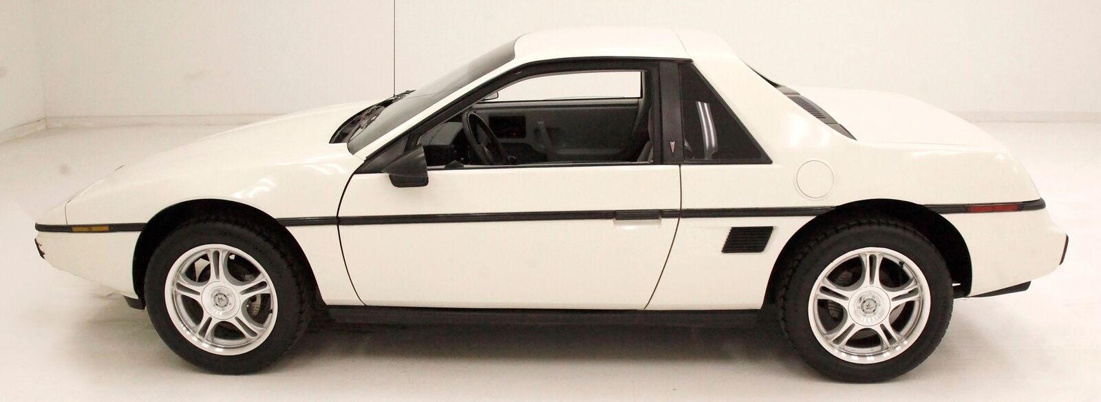 Pontiac-Fiero-Coupe-1984-White-Gray-40116-1