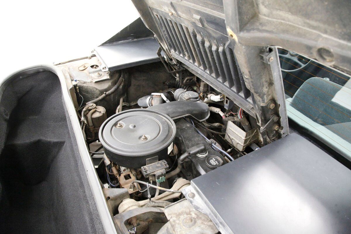 Pontiac-Fiero-Coupe-1984-White-Gray-40116-10