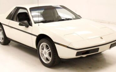 Pontiac-Fiero-Coupe-1984-White-Gray-40116-5