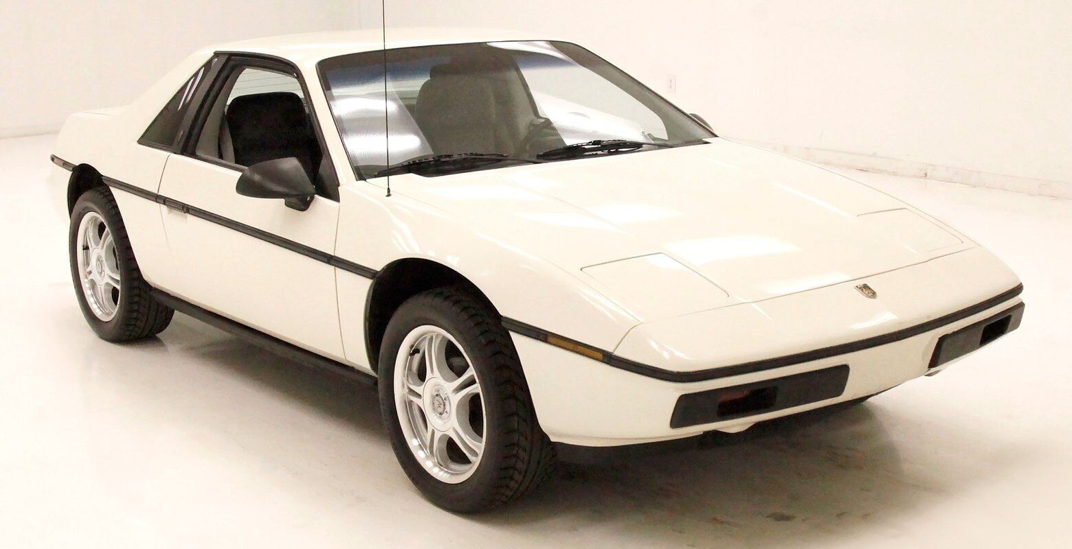 Pontiac-Fiero-Coupe-1984-White-Gray-40116-5