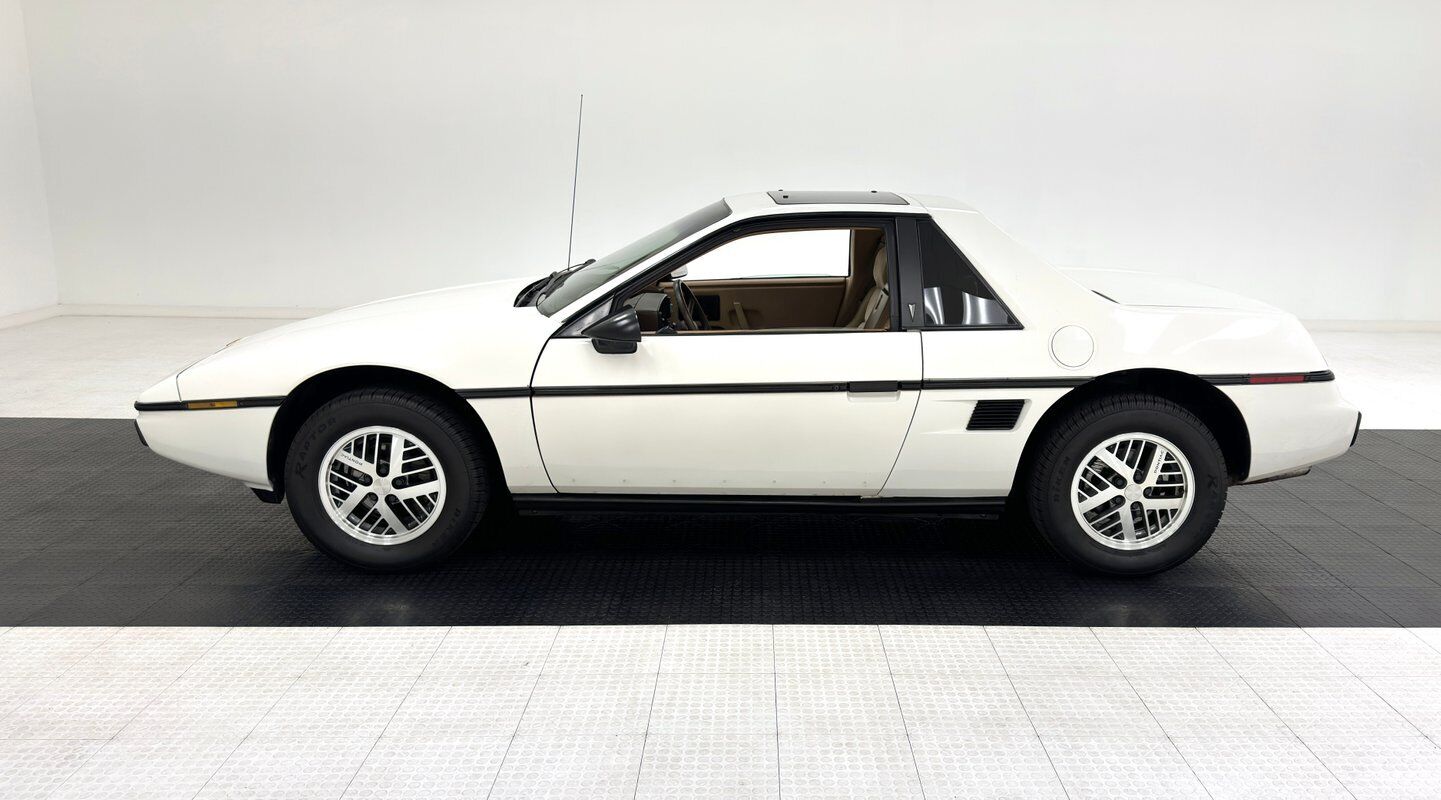 Pontiac-Fiero-Coupe-1984-White-Tan-93250-1