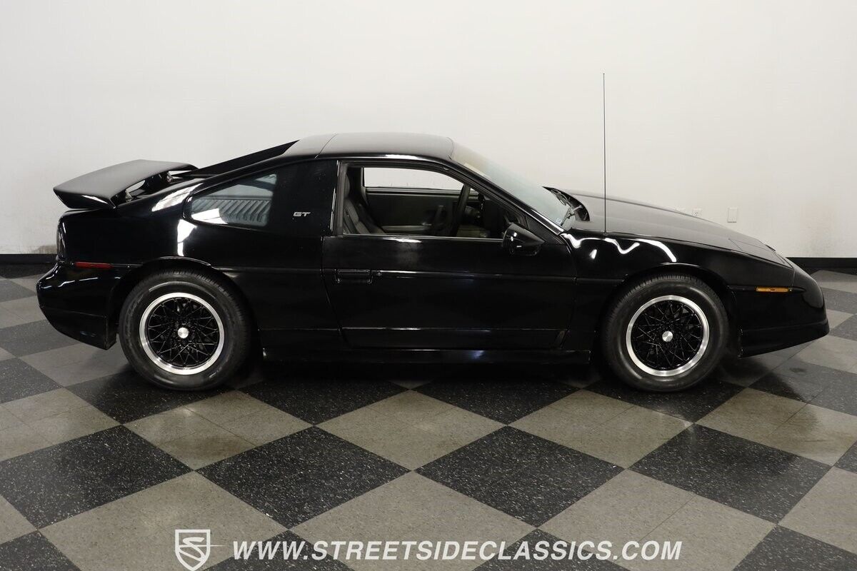 Pontiac-Fiero-Coupe-1988-Black-Gray-105544-12