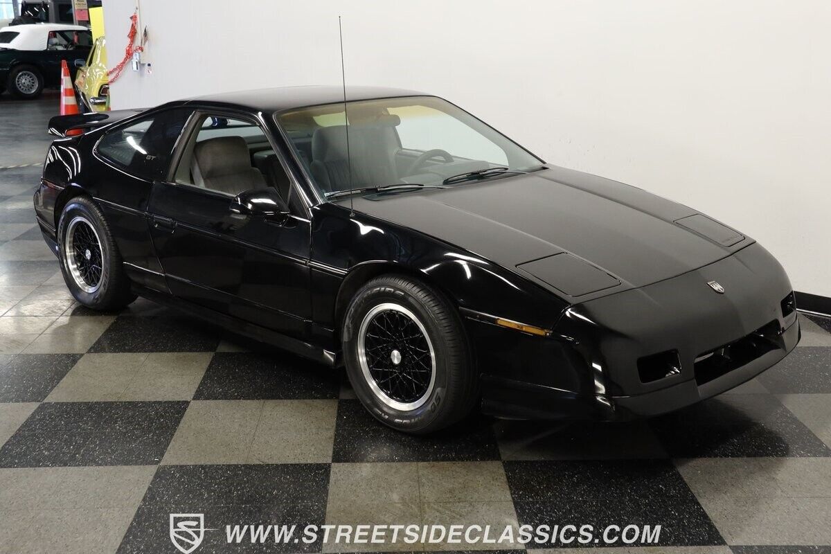 Pontiac-Fiero-Coupe-1988-Black-Gray-105544-13