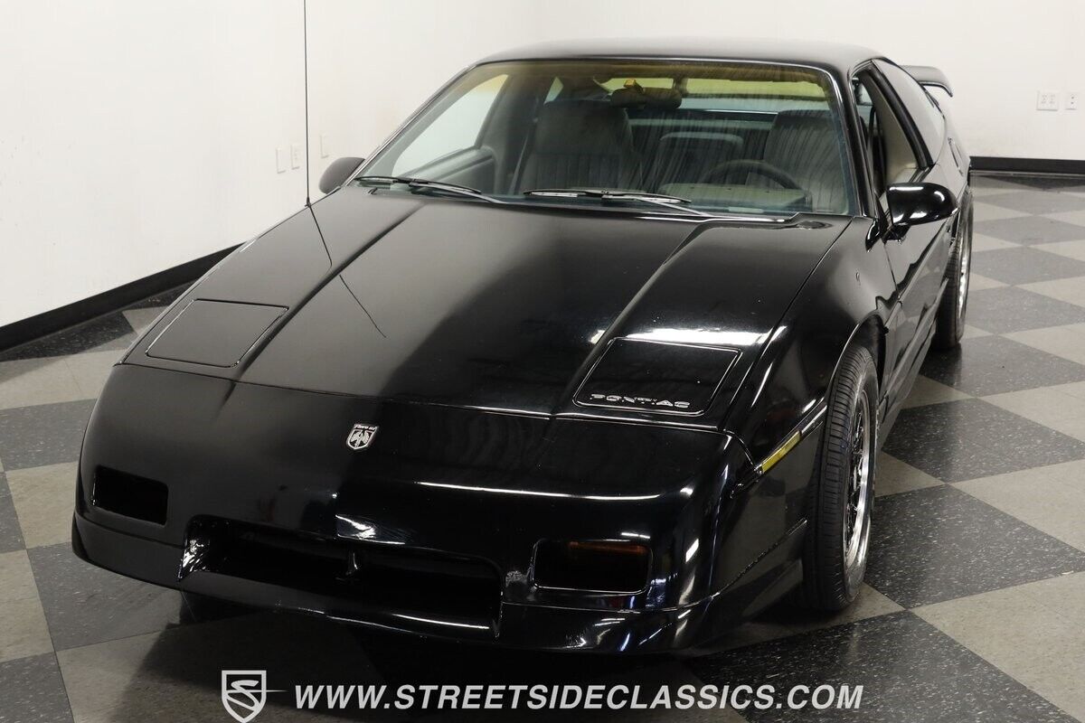 Pontiac-Fiero-Coupe-1988-Black-Gray-105544-16