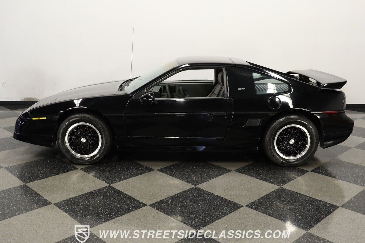 Pontiac-Fiero-Coupe-1988-Black-Gray-105544-2