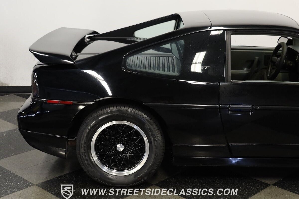 Pontiac-Fiero-Coupe-1988-Black-Gray-105544-27