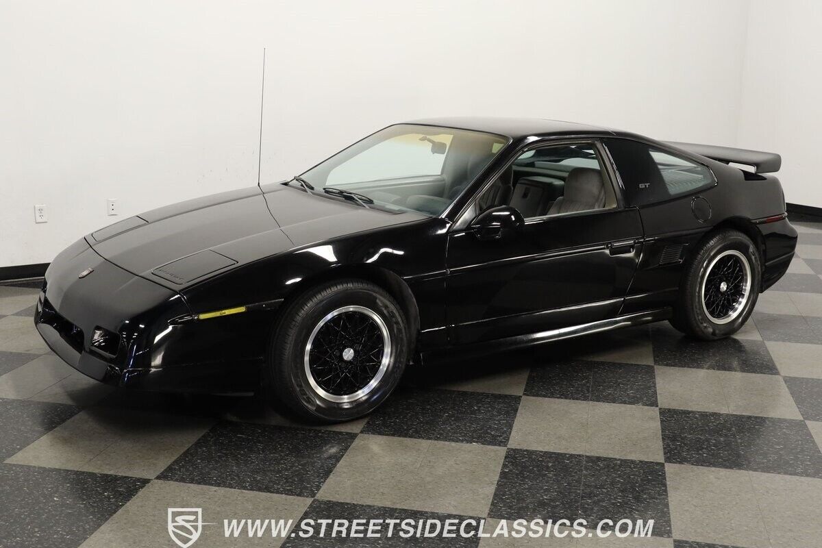 Pontiac-Fiero-Coupe-1988-Black-Gray-105544-5