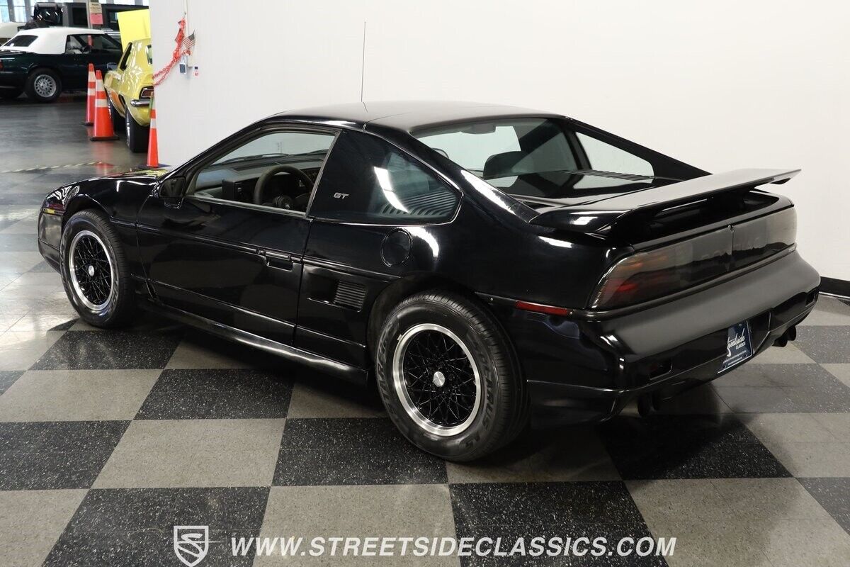 Pontiac-Fiero-Coupe-1988-Black-Gray-105544-6