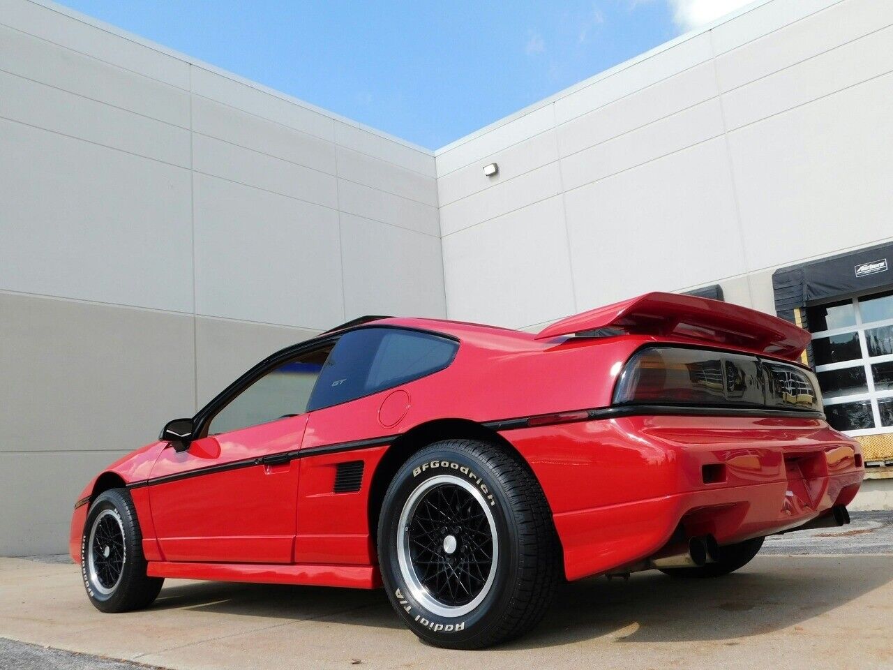 Pontiac-Fiero-Coupe-1988-Red-Tan-98788-8