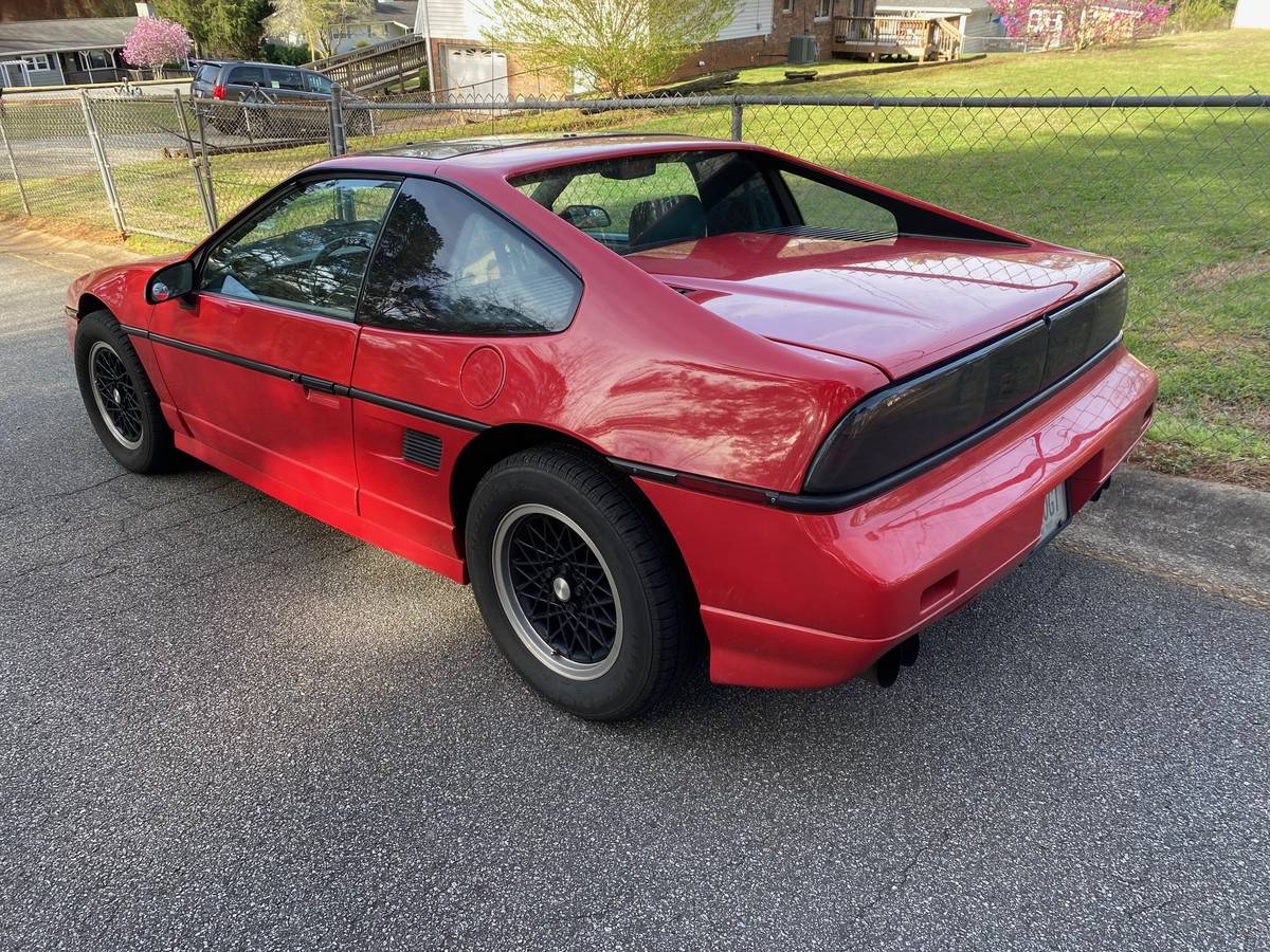 Pontiac-Fiero-gt-1988-190868-1