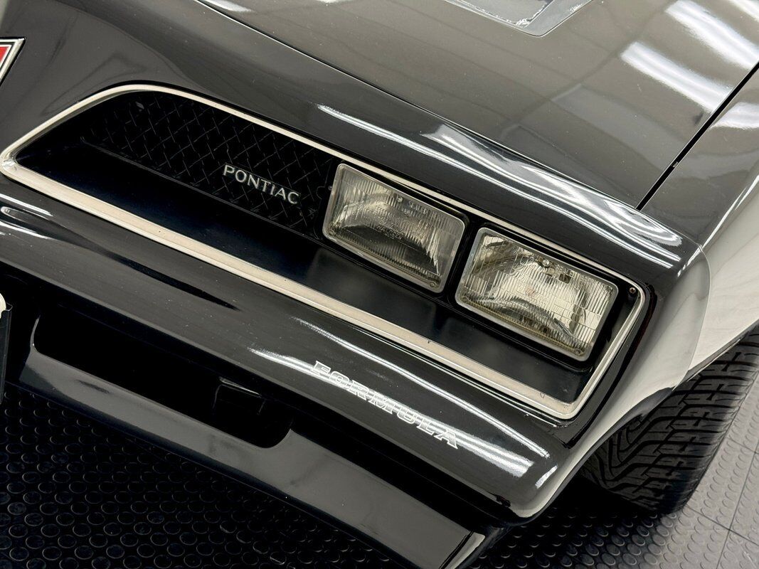 Pontiac-Firebird-1981-Black-Black-28312-8