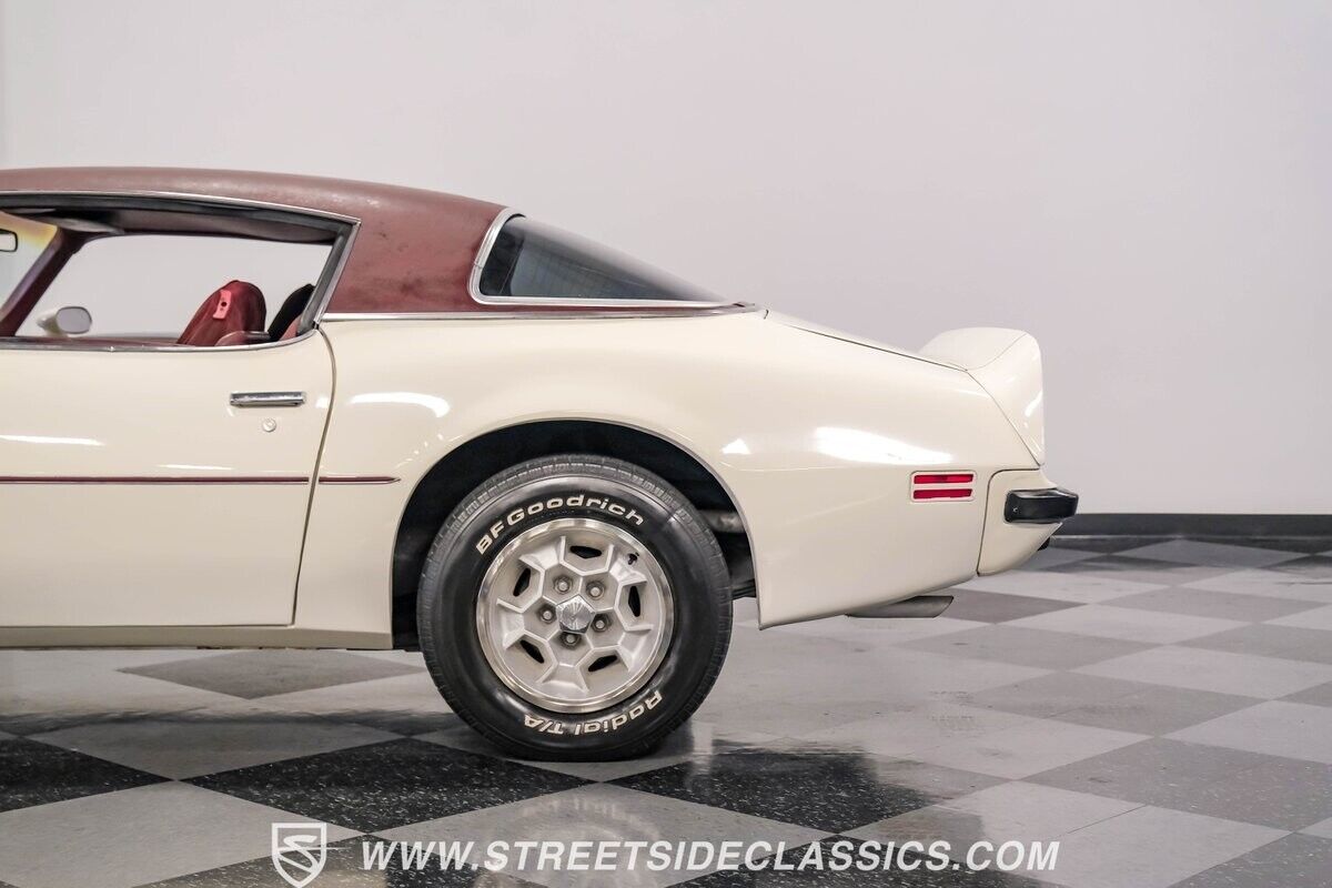 Pontiac-Firebird-Coupe-1975-White-Oxblood-124032-8