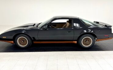 Pontiac-Firebird-Coupe-1982-Black-Tan-14838-1