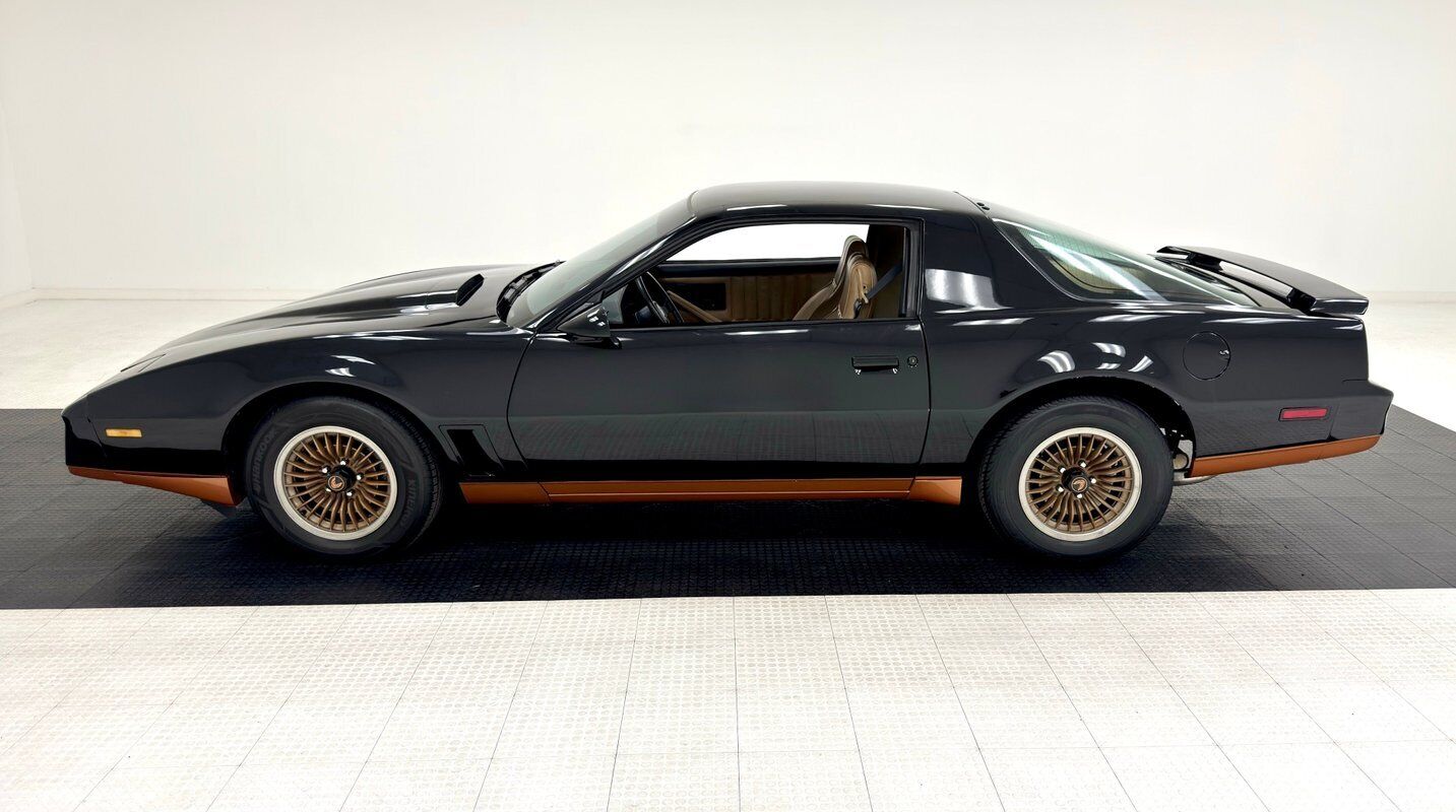 Pontiac-Firebird-Coupe-1982-Black-Tan-14838-1