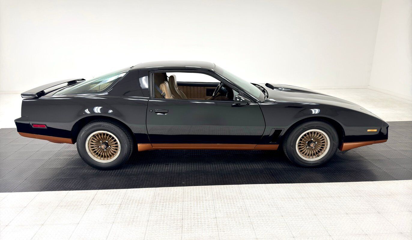 Pontiac-Firebird-Coupe-1982-Black-Tan-14838-5