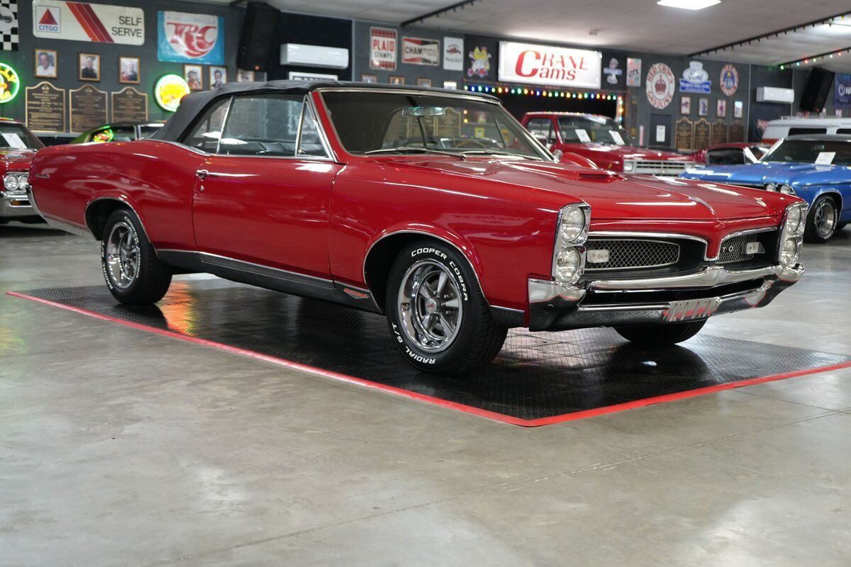 Pontiac-GTO-Convertible-Coupe-1967-Red-Black-0-32