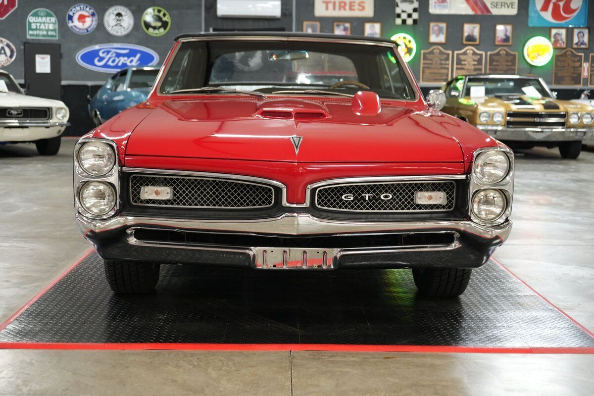 Pontiac-GTO-Convertible-Coupe-1967-Red-Black-0-33