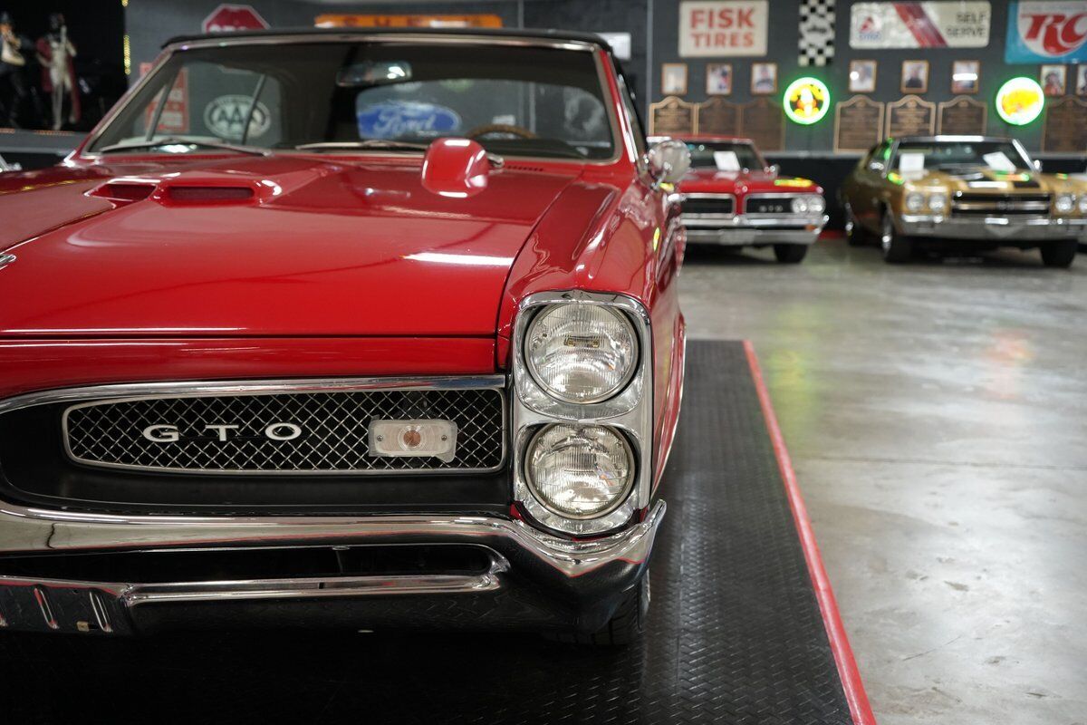 Pontiac-GTO-Convertible-Coupe-1967-Red-Black-0-35