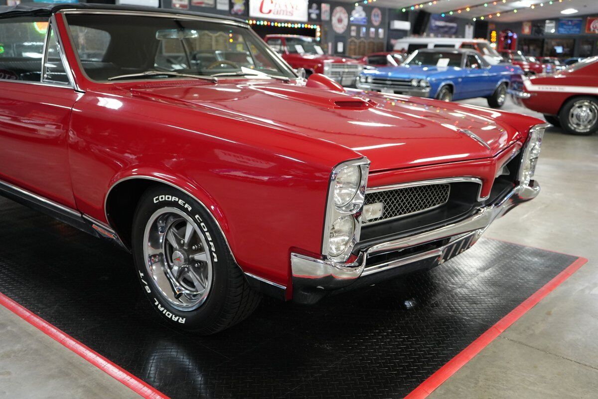 Pontiac-GTO-Convertible-Coupe-1967-Red-Black-0-37