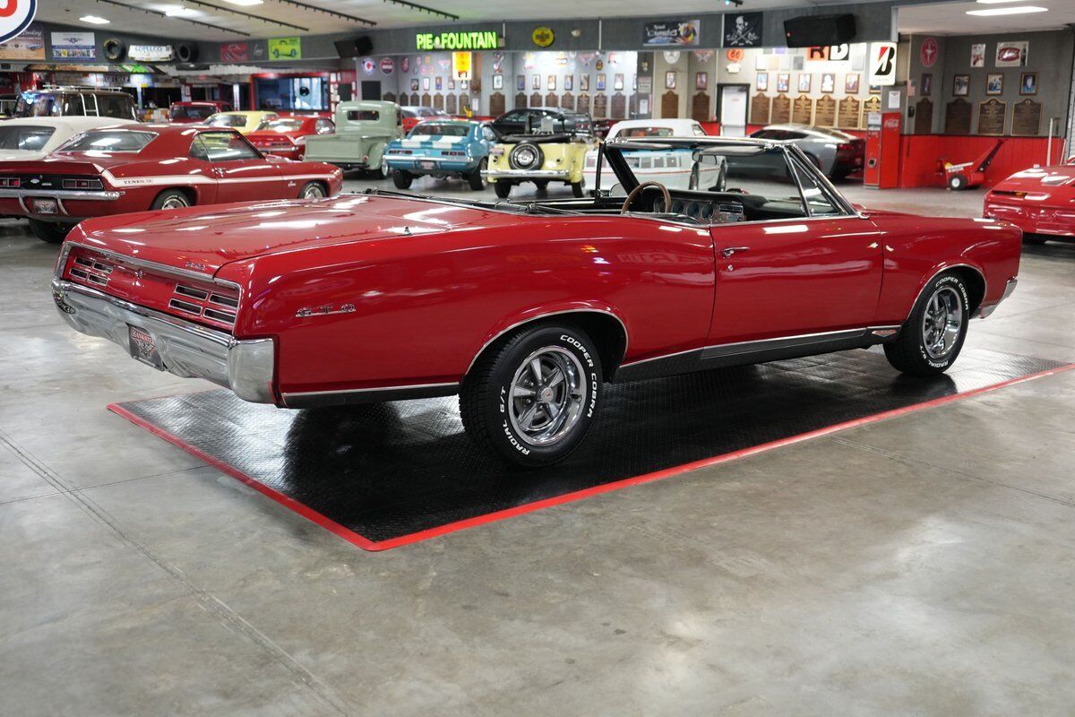 Pontiac-GTO-Convertible-Coupe-1967-Red-Black-0-5