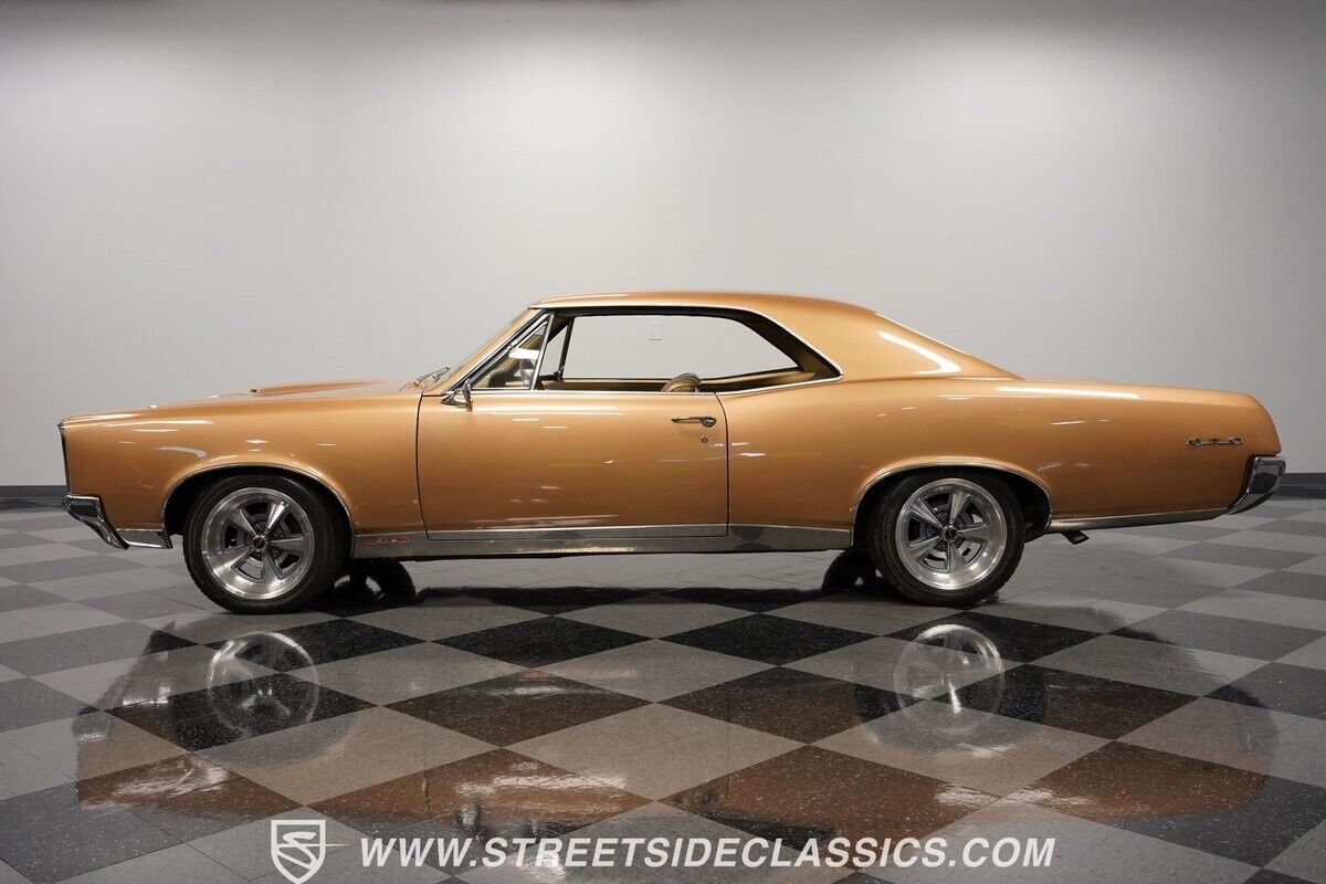 Pontiac-GTO-Coupe-1967-Champagne-Metallic-Gold-917-2