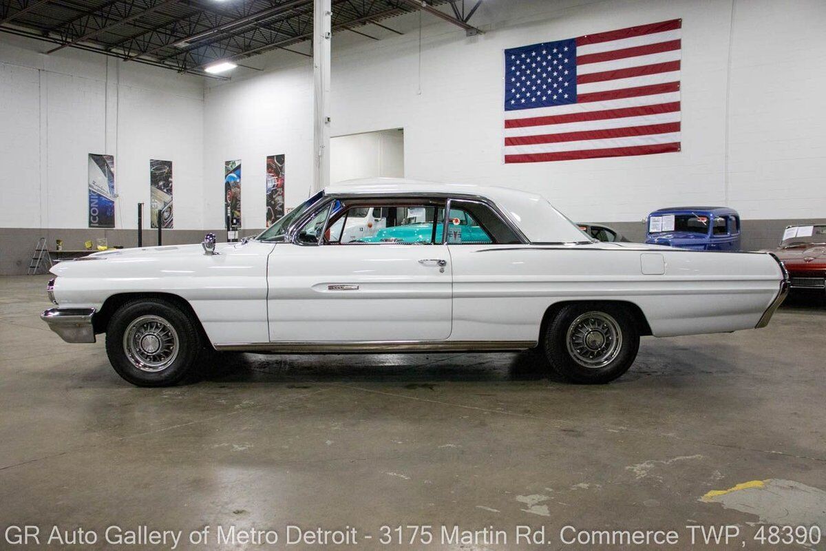 Pontiac-Grand-Prix-1962-White-Red-12719-2